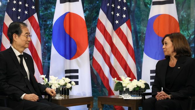 La vicepresidenta de Estados Unidos, Kamala Harris (derecha), durante una reunión bilateral con el primer ministro de Corea del Sur, Han Duck-soo, en Tokio, el 27 de septiembre de 2022.&nbsp;