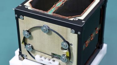 el primer satelite de madera parte al espacio