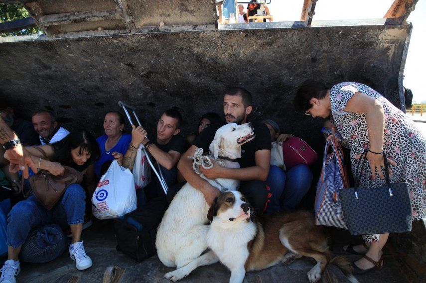 Personas son evacuadas en el cubo de una excavadora Caterpillar de una zona inundada en la ciudad de Larissa, en el centro de Grecia, el 11 de septiembre de 2023. &nbsp;