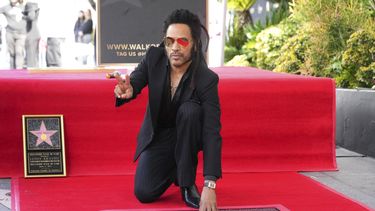 Lenny Kravitz posa en una ceremonia en su honor con una estrella en el Paseo de la Fama de Hollywood, el martes 12 de marzo de 2024, en Los Ángeles.&nbsp;