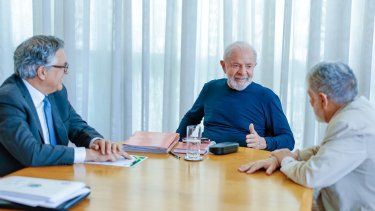 Lula da Silva, convaleciente tras un accidente doméstico, reunido el 21OCT24 con Celso Amorim (der.) y el ministro de Relaciones Institucionales Alexandre Padilla.&nbsp;