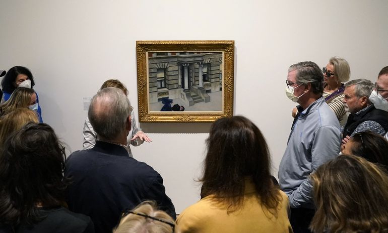 Los visitantes observan Pavimentos de Nueva York, 1924–25 del pintor estadounidense Edward Hopper, como parte de la exposición Nueva York de Edward Hopper, en el Museo Whitney de Arte Estadounidense en la ciudad de Nueva York el 27 de octubre de 2022.