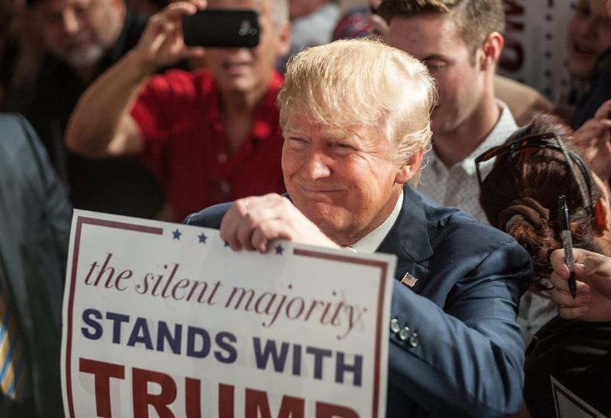 Donald Trump posa junto a sus simpatizantes en el Trump National Doral Miami resort, en Doral, Florida (EFE)
