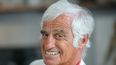 En esta foto de archivo tomada el 9 de septiembre de 2010, el actor francés Jean-Paul Belmondo sonríe en la recreación del estudio de su padre en el museo Paul Belmondo, en Boulogne-Billancourt, en las afueras de París.