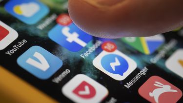 En esta foto del domingo 11 de agosto de 2019 se observan las aplicaciones para Facebook y Messenger en un iPhone en Nueva Orleans. Facebook dice que pagó a contratistas para que transcribieran clips de audio de los usuarios de su servicio de mensajes.&nbsp;