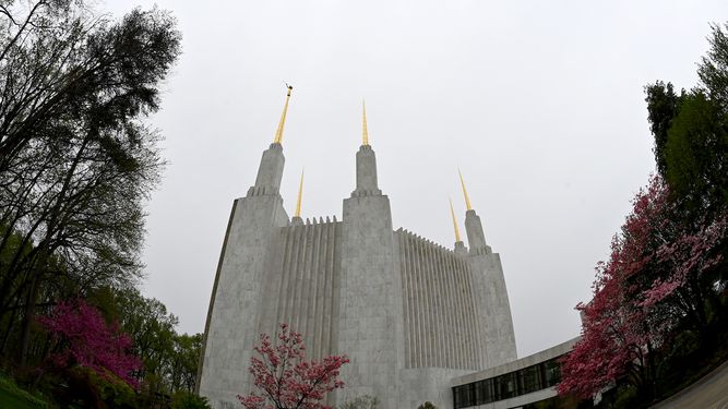 Vista del templo de la Iglesia de Jesucristo de los Santos de los Últimos Días con sus seis torres en Kensington, Maryland, cerca de Washington, DC, 18 de abril de 2022.&nbsp; &nbsp;