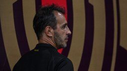 El entrenador argentino de Venezuela, Fernando Batista, llega a una conferencia de prensa tras el reconocimiento de campo en el estadio Monumental de Maturín, estado de Monagas, Venezuela, el 11 de septiembre de 2023, en vísperas del partido de las eliminatorias sudamericanas al Mundial de la FIFA 2026 contra Paraguay. La Federación Venezolana de Fútbol (FVF) anunció la destitución del entrenador Fernando Bocha Batista el 10 de septiembre de 2025, tras la eliminación de Venezuela de las eliminatorias al Mundial de 2026, sellada el día anterior con una contundente derrota ante Colombia en Maturín. 