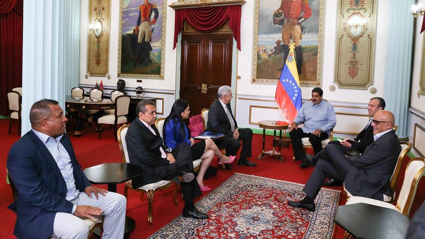 El gobernante Nicolás Maduro (3d), se reúne con los gobernadores opositores Ramón Guevara (2i) de Mérida; Laidy Gómez (3i) de Táchira; Antonio Barreto Sira (c) de Anzoátegui y Alfredo Díaz (i) de Nueva Esparta hoy, jueves 31 de mayo de 2018, en Caracas, Venezuela.