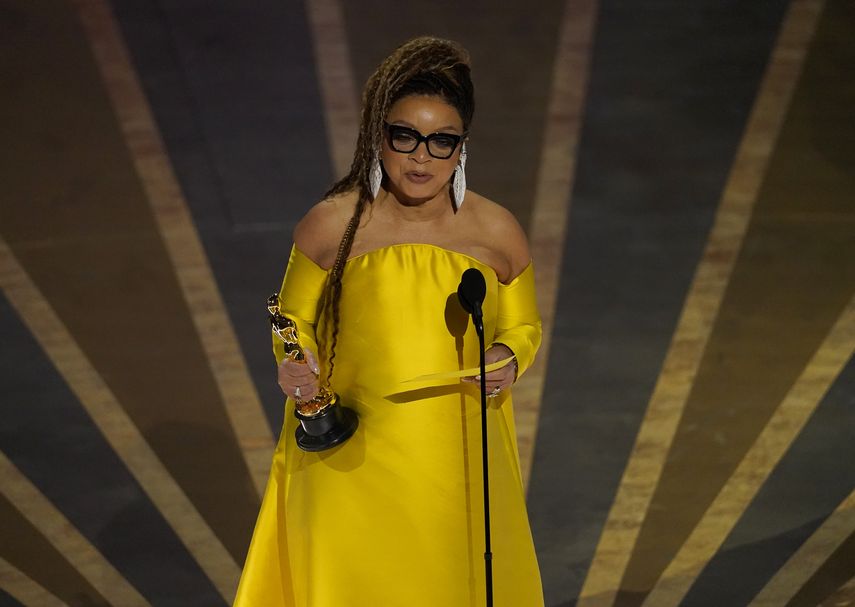 Ruth E. Carter acepta el premio por Mejor diseño de vestuario por la cinta Black Panther: Wakanda Forever (“Black Panther: Wakanda por siempre”) en los Óscar el domingo 12 de marzo de 2023, en el Dolby Theatre de Los Ángeles.