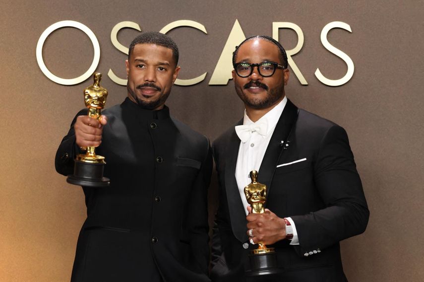 El actor estadounidense Michael B. Jordan sostiene el Oscar al Mejor Actor Protagonista por Sinners y el director estadounidense Ryan Coogler sostiene el Oscar al Mejor Guion Original por Sinners en la sala de prensa durante la 98ª edición de los Premios de la Academia en el Dolby Theatre de Hollywood, California, el 15 de marzo de 2026.