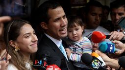 El jefe del Parlamento, Juan Guaidó (i), acompañado de su esposa, Fabiana Rosales (i), y su hija Miranda.