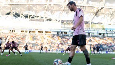 Lionel Messi #10 del Inter Miami CF calienta antes del partido contra el Philadelphia Union en el Subaru Park el 19 de agosto de 2026 en Chester, Pensilvania.&nbsp;