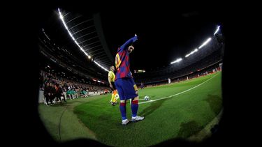 Lionel Messi, del Barcelona, se prepara para ejecutar un tiro de esquina durante un partido de La Liga espa&ntilde;ola ante Levante, el domingo 2 de febrero de 2020&nbsp;