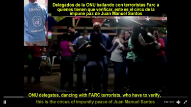 En la grabación se ve a dos representantes de la ONU, vestidos con el chaleco azul que los identifica como observadores de ese organismo, bailando con dos guerrilleras al ritmo de música vallenata