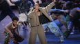 Alicia Keys se presenta junto a miembros de la compañía de Hells Kitchen en la 77 entrega de los Premios Tony el domingo 16 de junio de 2024, en Nueva York.