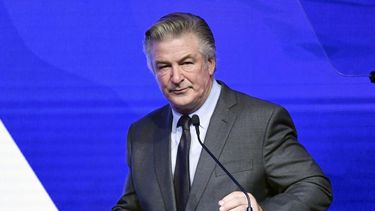 Alec Baldwin actúa de maestro de ceremonias durante la entrega de los premios Hilo de Esperanza de Derechos Humanos Robert F. Kennedy en el New York Hilton Midtown, en Nueva York, el 9 de diciembre de 2021.&nbsp;