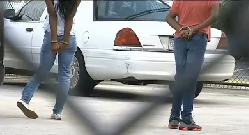 Detienen a tres adolescentes acusados de amenazas violentas contra escuelas