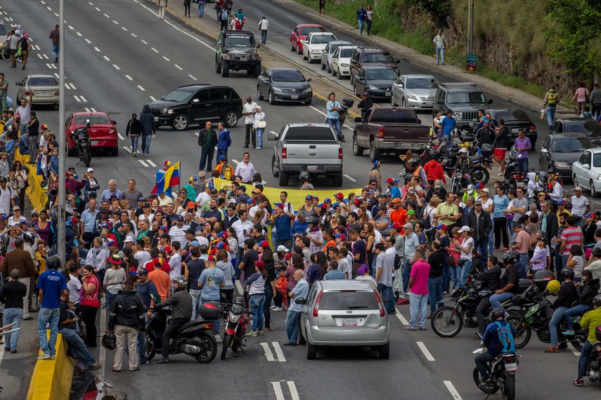 La autopista Francisco Fajardo fue cerrada por manifestantes de la oposición en una actividad llamada El Trancazo.