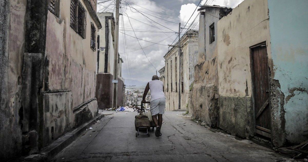 Cubanos, entre desgobierno, apagones y epidemia