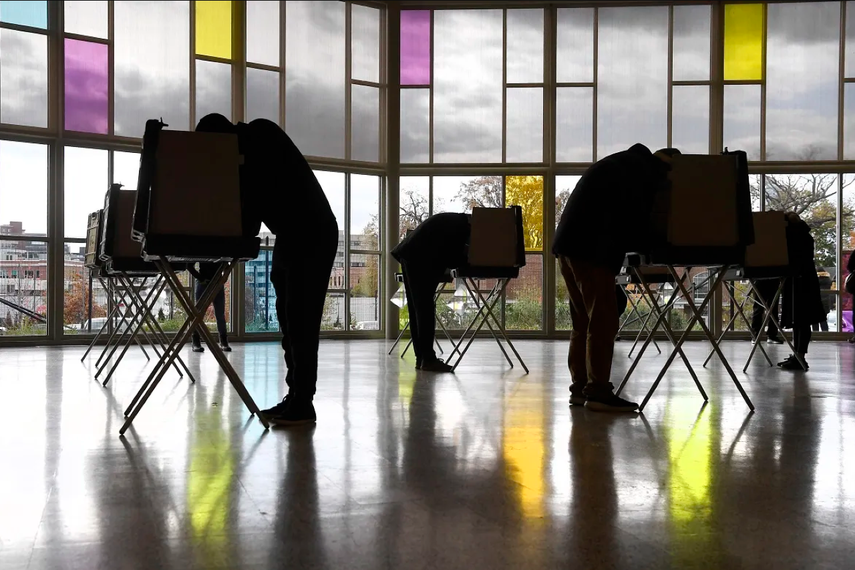 Votantes marcan sus boletas en la First Presbyterian Church, en Stamford, Connecticut.&nbsp;