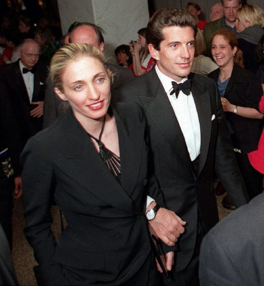 Este archivo del 1 de mayo de 1999 muestra a John F. Kennedy Jr. y a su esposa Carolyn Bessette al salir al final de la cena anual de corresponsales de la Casa Blanca en Washington, D. C., el 1 de mayo.&nbsp;