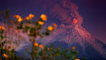 Vista de la erupción del volcán de Fuego al amanecer desde El Rodeo, Escuintla (Guatemala).&nbsp;&nbsp;