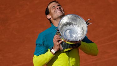 Rafael Nadal alza el trofeo de campeón del Abiero de Francia tras derrotar a Casper Ruud en la final, el 5 de junio de 2022.&nbsp;