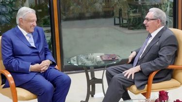 Una inusual sonrisa la del presidente de México Andrés Manuel López Obrador durante su encuentro con el dictador cubano Raúl Castro.&nbsp;