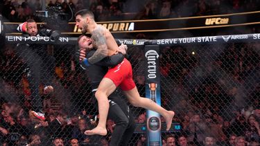 Ilia Topuria festeja luego de noquear a Alexander Volkanovski en la función de UFC 298, el sábado 17 de febrero de 2024.