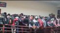 Momentos en que una baranda de metal se desprende y caen al vacío los estudiantes de la Universidad Pública de El Alto, en Bolivia. Momentos en que una baranda de metal se desprende y caen al vacío los estudiantes de la Universidad Pública de El Alto, en Bolivia.