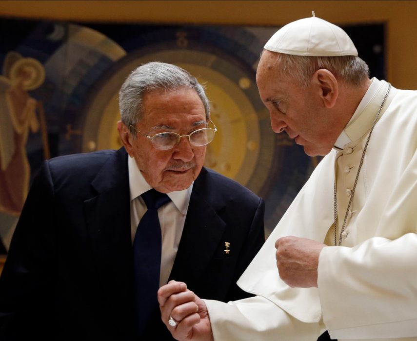 Papa Francisco admite buena relación con el dictador Raúl Castro