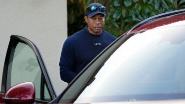 Tiger Woods aborda un vehículo luego de retirarse del Genesis Invitational en el Riviera Country Club de Los Ángeles, el viernes 16 de febrero de 2024&nbsp;