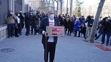El jubilado español Carlos San Juan, de 78 años, en su llegada al Ministerio de Economía con una caja que contiene firmas en Madrid, España, el 8 de febrero de 2022.&nbsp;