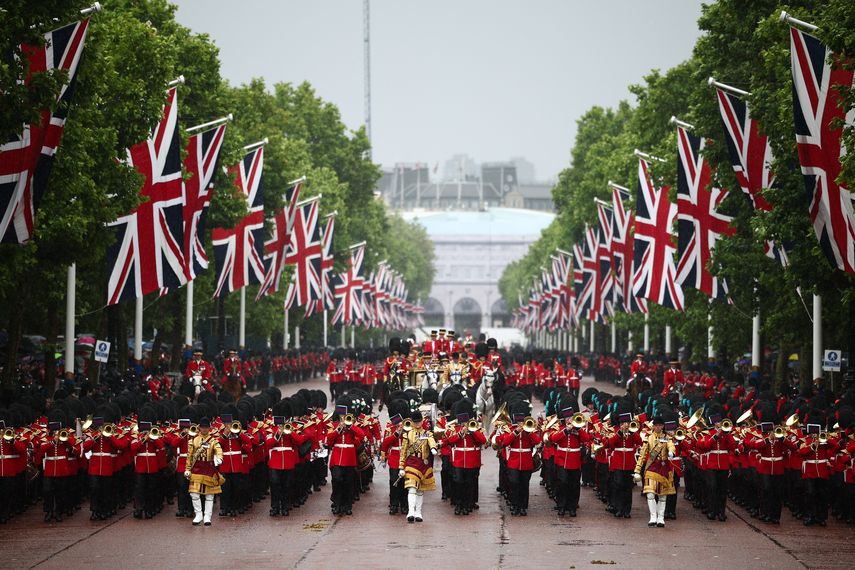 La banda de la Guardia Galesa, un regimiento de la Guardia de Pie de la División de Hogares, regresa a lo largo de la avenida Mall -hacia el Palacio de Buckingham- después del Desfile del Cumpleaños del Rey, Trooping the Colour, en Londres, el 15 de junio de 2024.