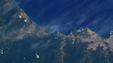 La foto de sat&eacute;lite de la NASA muestra el da&ntilde;o ocasionado por el derrame de Petr&oacute;leo sobre el Parque Nacional Marrocoy. La mancha oscura cubre las guas de la reserva marina. El derrame se habr&iacute;a originado en la refiner&iacute;a El Palito (Carabobo, norte), a unos 60 kil&oacute;metros del Parque Nacional Morrocoy, seg&uacute;n Mar&iacute;a Gabriela Hern&aacute;ndez, presidenta de la Comisi&oacute;n de Ambiente de la Asamblea Nacional, &uacute;nico poder controlado por la oposici&oacute;n.