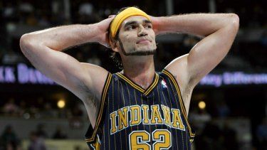 Scot Pollard, pívot de los Pacers de Indiana, se lleva las manos a la cabeza durante un partido de NBA ante los Nuggets de Denver, el 3 de marzo de 2005&nbsp;