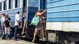 Una señora en la puerta de entrada del tren a las playas del Este, en Cuba.&nbsp;
