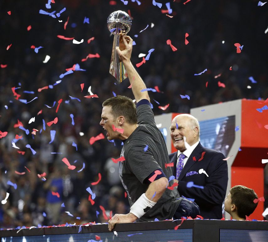 La estrella de la noche, &nbsp;el&nbsp;quarterback Tom Brady de los Patriots celebra el triunfo.&nbsp;