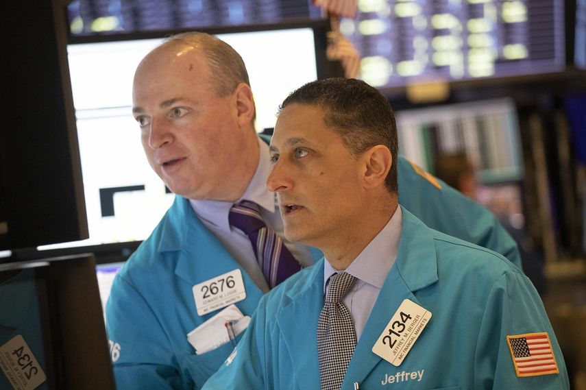 Los agentes de la Bolsa de Valores Edward Loggie, izquierda, y Jeffrey Berger trabajan en&nbsp;Wall Street en&nbsp;Nueva York, el lunes 16 de septiembre de 2019.