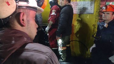 Esta fotografía distribuida por el Departamento de Bomberos de Cundinamarca muestra a los bomberos rescatando a un minero luego de una explosión en una mina de carbón en el municipio de Sutatausa en el departamento de Cundinamarca, Colombia, el 15 de marzo de 2023