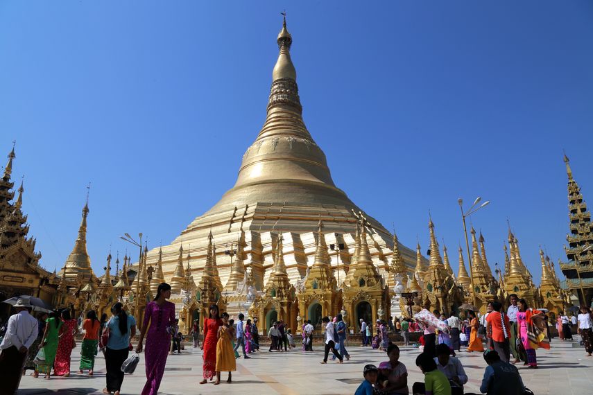 La pagoda Shwedagon es de oro y su punta está decorada con piedras preciosas y diamantes.