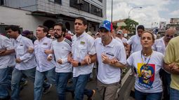 El líder opositor Henrique Capriles (2-d) y la esposa del líder opositor Leopoldo López, Lilian Tintori, participan en una manifestación contra el gobierno nacional.