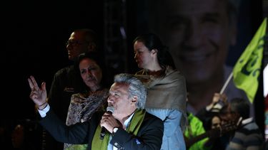 El candidato oficialista a la presidencia de&nbsp;Ecuador, Lenín Moreno &nbsp;ofrece un discurso en la sede del Partido Alianza País en Quito (Ecuador) tras conocerse su victoria.&nbsp;