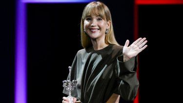 La actriz estadounidense Jennifer Lawrence recibe el premio Donostia, que otorga el Festival de San Sebastián, en reconocimiento a su trayectoria en el cine. 