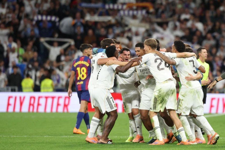 Jugadores del Real Madrid celebran luego de concretar una victoria ante el Barcelona, el 26 de octubre de 2025.