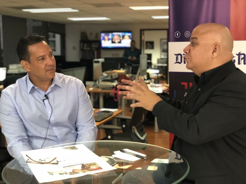 El abogado cubano Horacio Espino (izq.), luchador por los derechos humanos en Cuba, entrevistado por Juan Juan Almeida.