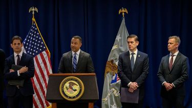 David Sundberg (R), subdirector a cargo de la oficina de campo del FBI en Washington DC, habla durante una conferencia de prensa celebrada por el Departamento de Justicia anunciando arrestos y cargos contra varias personas presuntamente trabajando en conexión con los chinos Gobierno, en la oficina del Fiscal de EEUU. en la ciudad de Nueva York