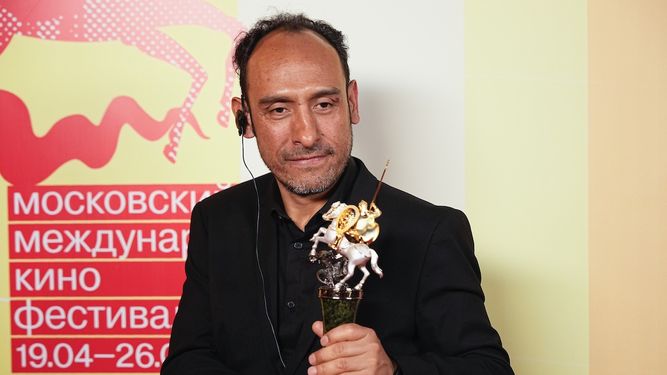 El director mexicano Miguel Salgado posa con su trofeo San Jorge de Oro para una foto tras la ceremonia de clausura del 46to Festival Internacional de Cine de Moscú en Moscú, Rusia, el viernes 26 de abril de 2024.