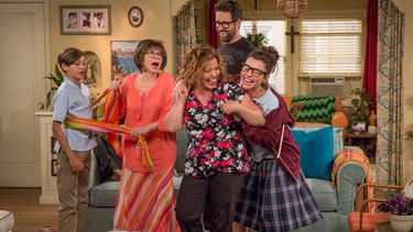 Rita Moreno, Isabella Gómez y Justina Machado interpretan en la serie respectivamente a la abuela, la madre y la hija de una familia de origen cubano.