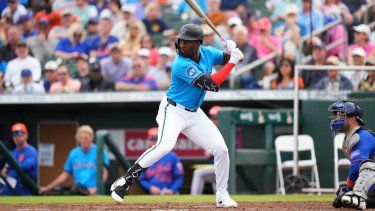 El jardinero de los Marlins de Miami, Jesús Sánchez, consume un turno al bate durante un juego primaveral, el 26 de febrero de 2025.